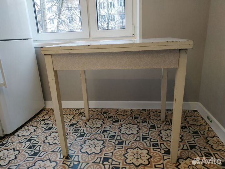 Стол кухонный обеденный