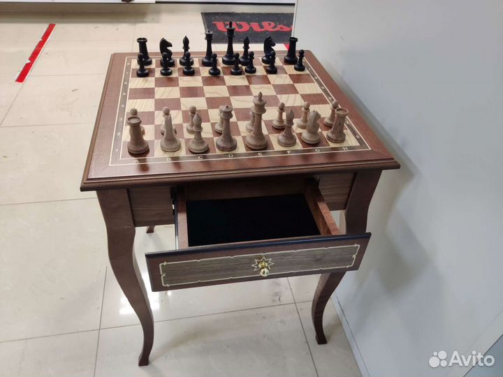 Шахматные стол из красного дерева и бука
