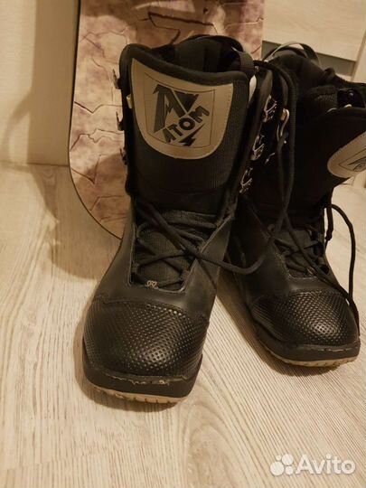 Сноуборд с креплениями и ботинками