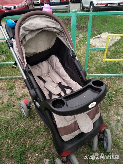 Прогулочная коляска с перекидной ручкой
