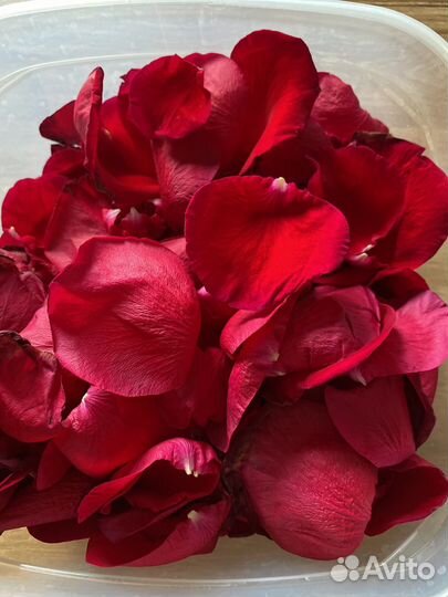 Лепестки роз