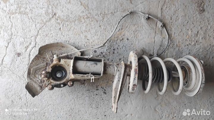 Поворотный кулак левый Audi 100 c4