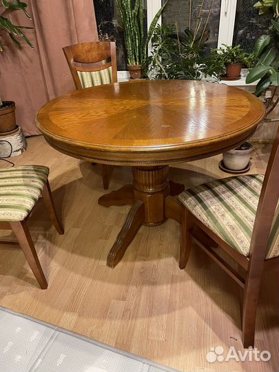 Деревянный стол и стулья