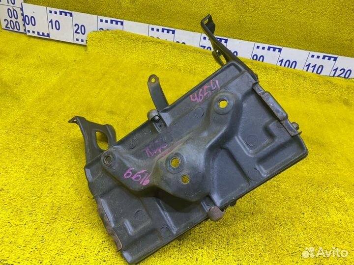 Крепление аккумулятора переднее Toyota Land