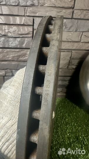 Диск тормозной передний Peugeot 207 TRW мало б/у