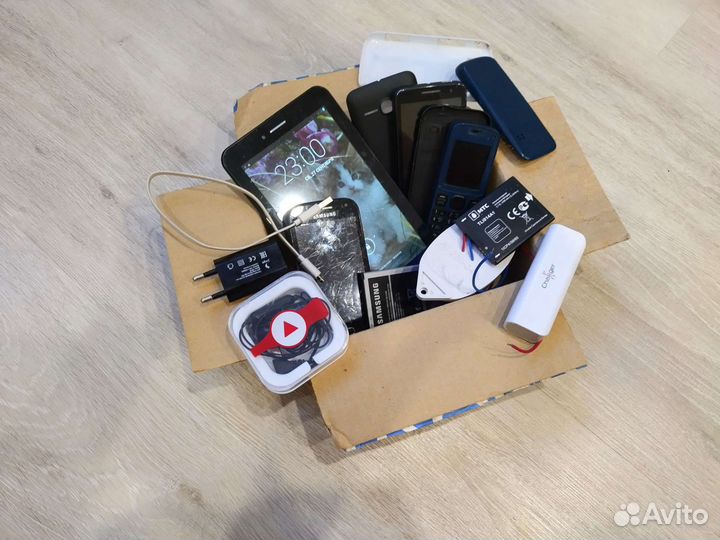 Коробка с телефонами, комплектующими, гаджетами