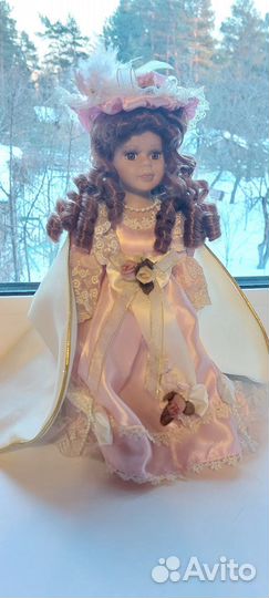 Кукла фарфоровая