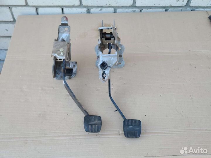 Педаль сцепления (тормоза) Nissan Primera P12