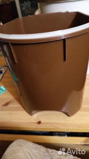 Контейнер для мусора с педалью