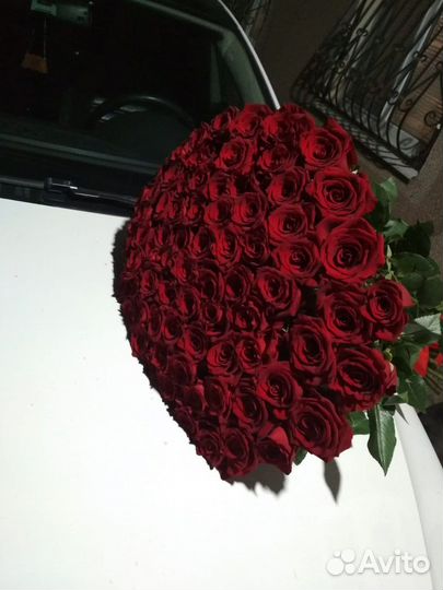 Букет из пышных эквадорских роз