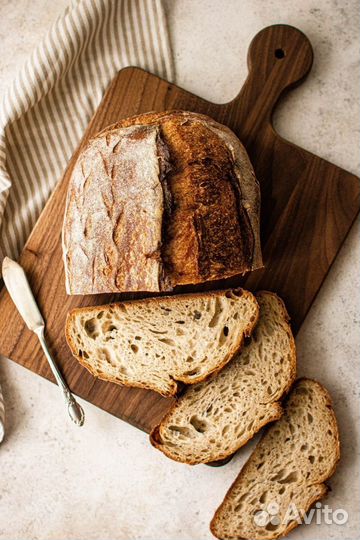 Продавец в хлебный отдел продуктового магазина