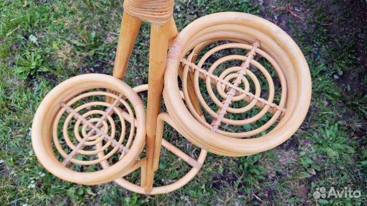 Подставка для цветов из ротанга