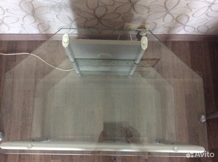 Столик-подставка из стекла под тв 78х50х51