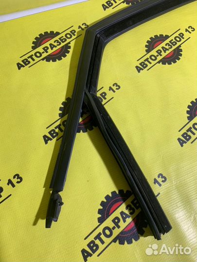 Уплотнитель стекла задний правый Vw Polo 5 1.6