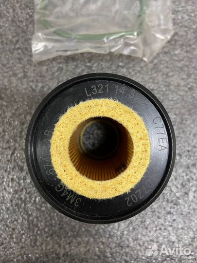 Фильтр масляный Mazda L32114302 новый оригинал