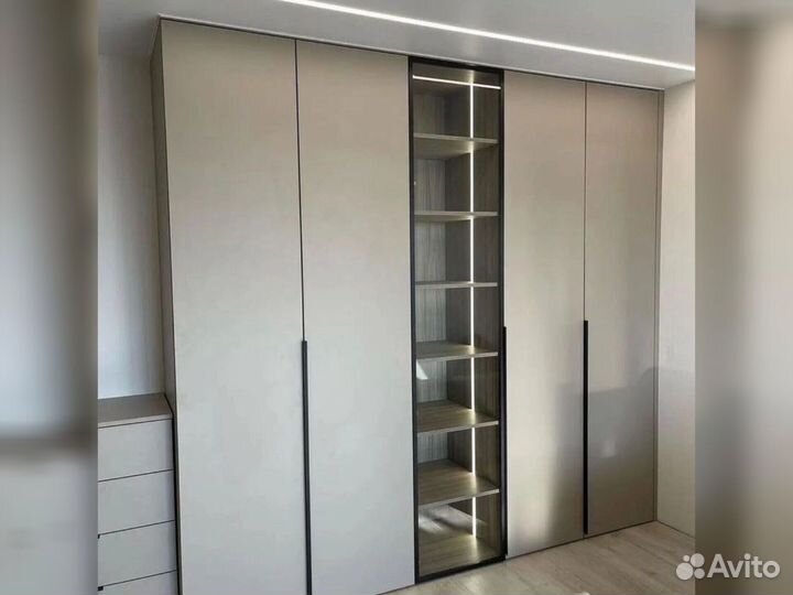 Шкаф платяной