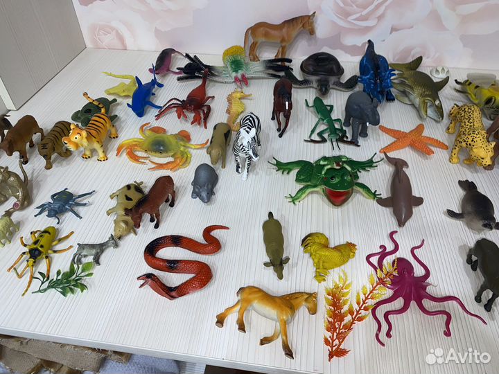 Фигурки животных и насекомых