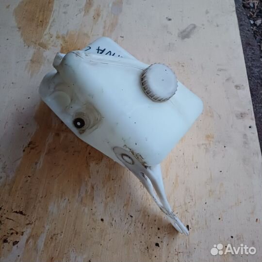 Бачок омывателя на Лада Калина