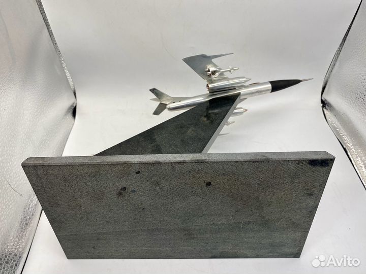 Скульптура из камня 18 съезд ВЛКСМ, самолет