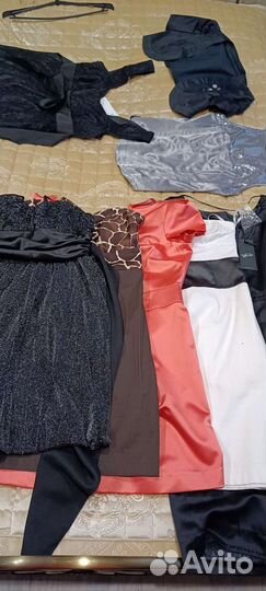 Платья много