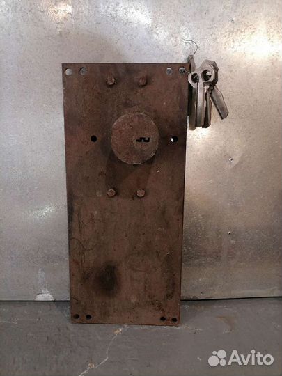 Замок гаражный накладной