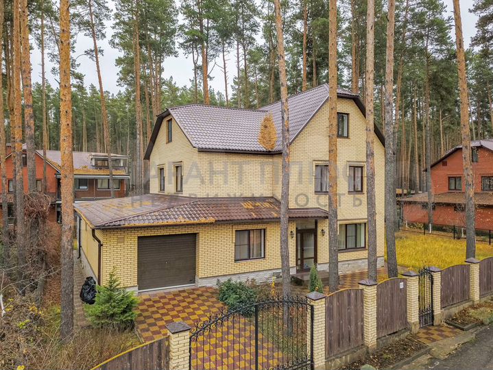 Коттедж 257,3 м² на участке 8,6 сот.