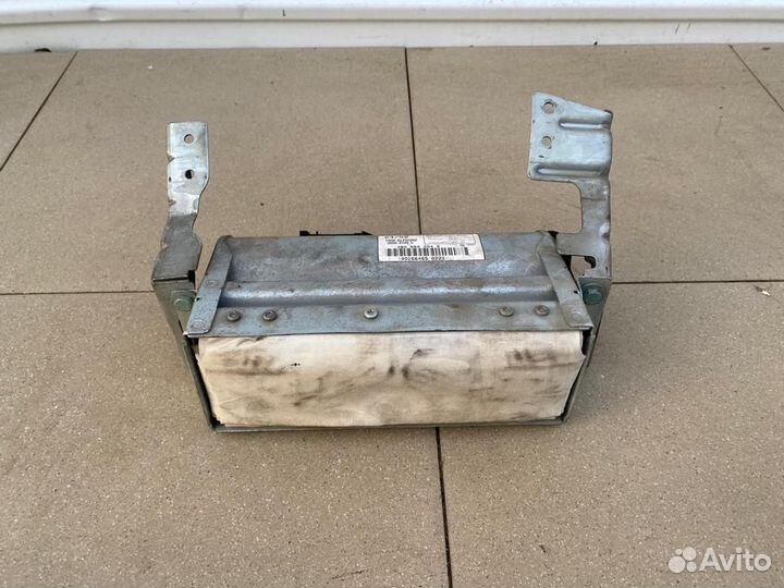 Подушка безопасности в торпедо Volkswagen Passat B