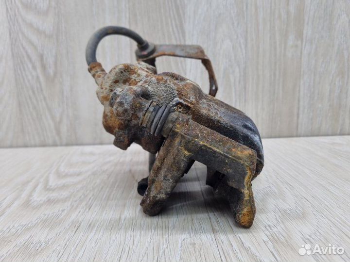 Суппорт передний левый Nissan Terrano