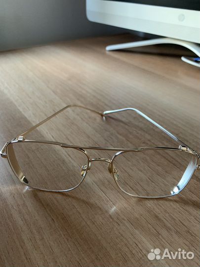 Стильные очки в металлической оправе