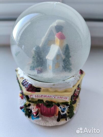 Снежный шар на Рождество, домик в снегу, подарок