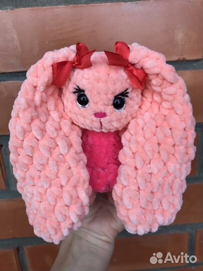 Вязаные зайки ручной работы