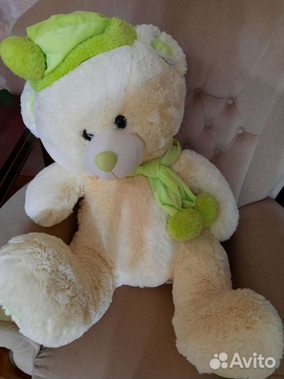 Большой плюшевый медведь