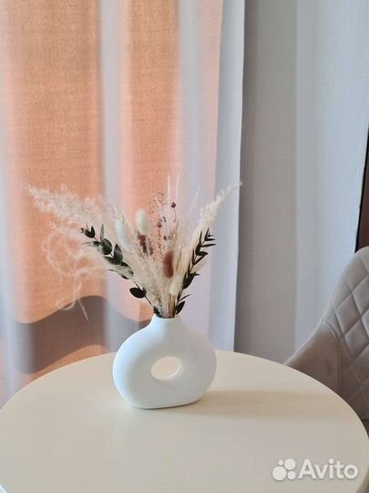 Букет из сухоцветов в гипсовой вазе