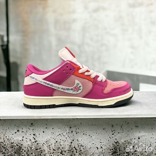 Кроссовки Nike SB Dunk Low Barbie