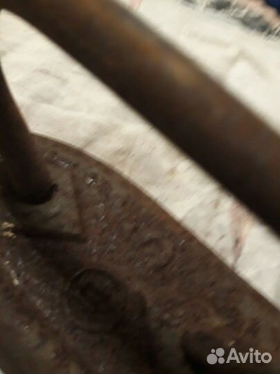 Старинный утюг чугунный