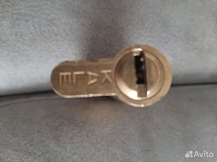 Замок дверной