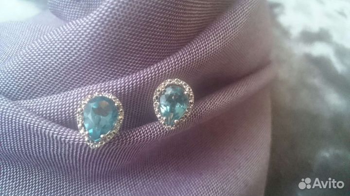 Золотые серьги пусеты с топазом