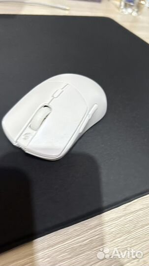 G Wolves hati S Plus 4K White