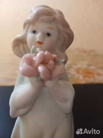 Статуэтка фарфоровая 