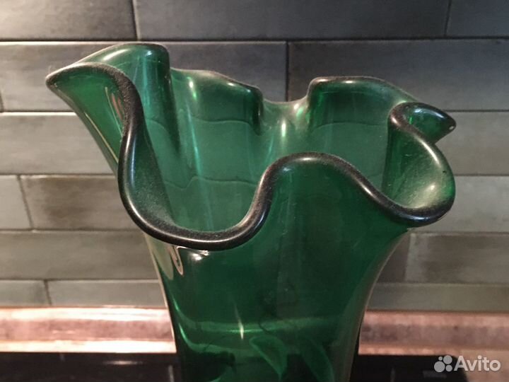 Ваза темно зеленого стекла с росписью