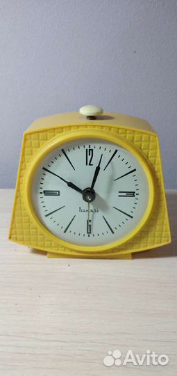 Часы будильники янтарь и витязь СССР