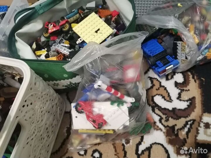 Продаю Лего много
