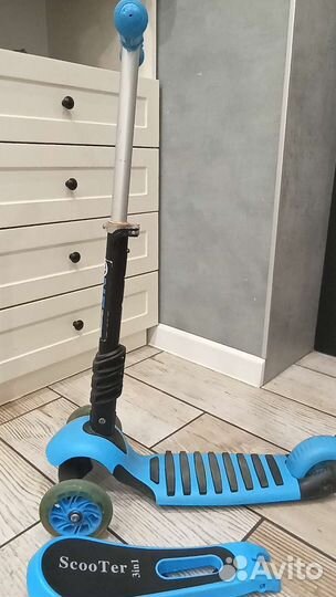 Самокат трёхколёсный