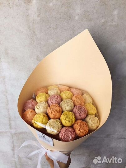 Шоколадные пионы в шляпной коробке и букеты