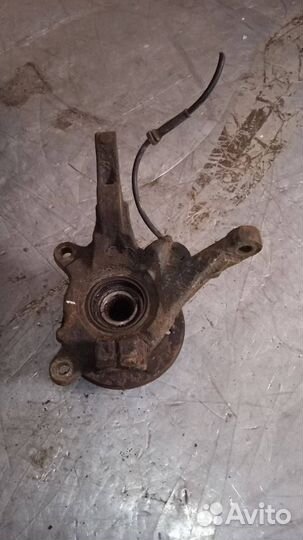 Кулак передний правый Mitsubishi Carisma рест