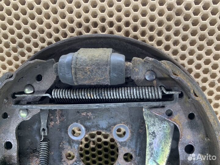 Щит опорный задний левый Volkswagen Passat b3