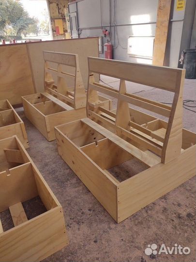 Диваны и столы в кафе бары