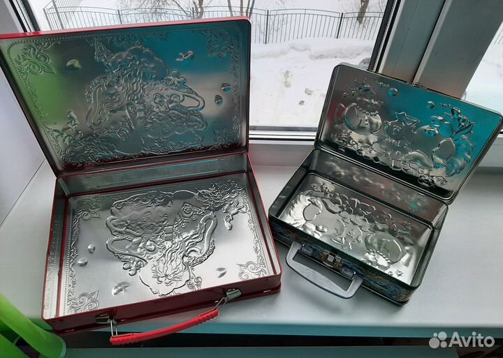 Жестяные баночки и чемоданчики