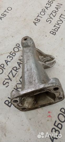 Кронштейн двигателя правый Mercedes-Benz W123