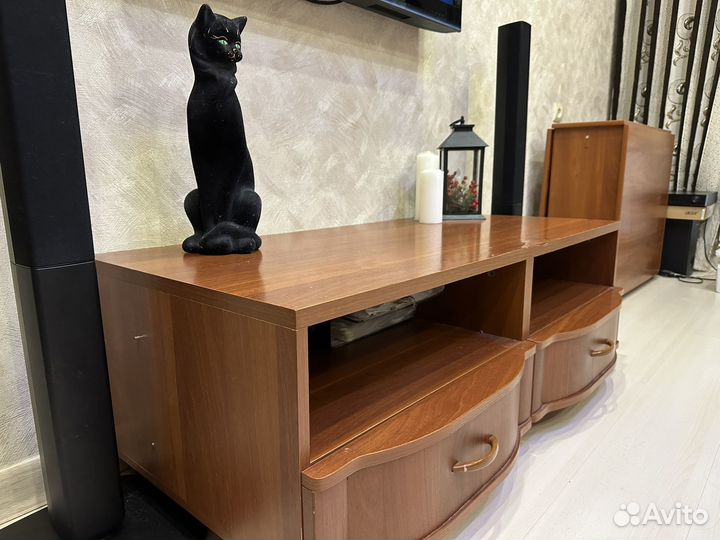 Тумба под телевизор на ножках